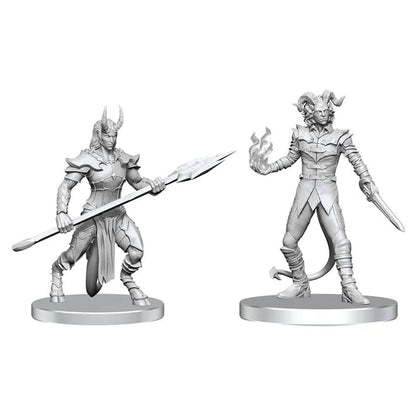 Divas nekrāsotas Pathfinder plastmasas miniatūras: Vordine kājnieks ar šķēpu un Pitborn zaglis ar maģisku liesmu rokā.