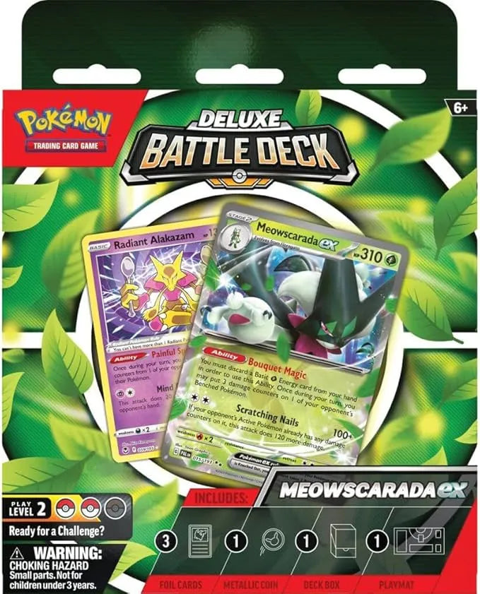 Pokémon TCG Deluxe Battle Deck iepakojums ar Meowscarada ex un Radiant Alakazam kārtīm uz zaļa lapu fona.