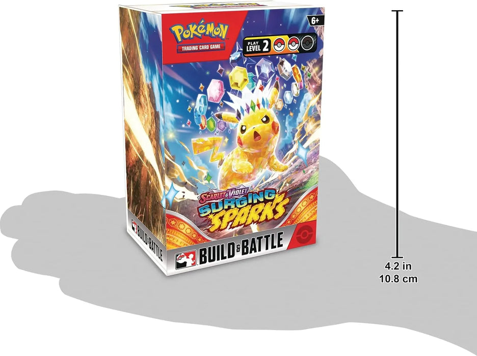 Pokémon TCG Surging Sparks Build & Battle kāršu spēles komplekts ar Pikaču attēlu uz 10,8 cm augstas iepakojuma kastes.