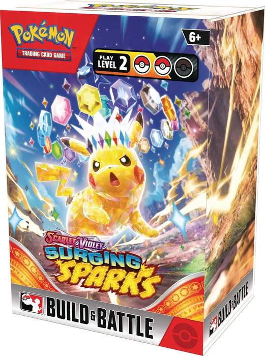 Pokémon TCG Surging Sparks Build & Battle kāršu spēles komplekts ar kristalizētu Pikaču uz iepakojuma.