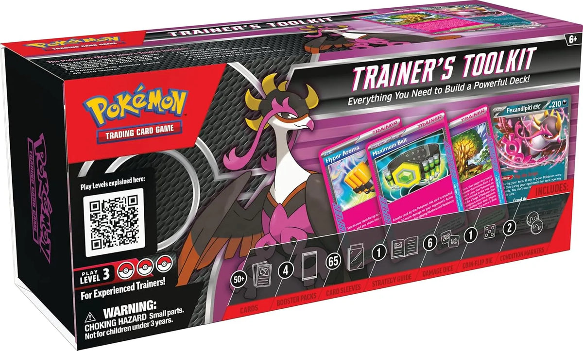 Pokémon TCG: Trainer's Toolkit 2025 kāršu spēles komplekts melnā un rozā iepakojumā ar promo kārtīm un spēles piederumiem.