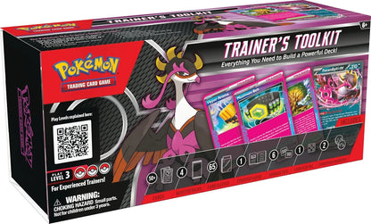 Pokémon TCG: Trainer's Toolkit 2025 kāršu spēles komplekts melnā un rozā iepakojumā ar promo kārtīm un spēles piederumiem.