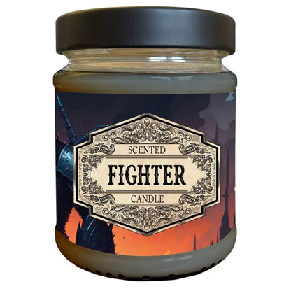 Sojas vaska svece stikla burciņā ar "Fighter" dizainu un paslēptu D20 kauliņu galda spēļu faniem.