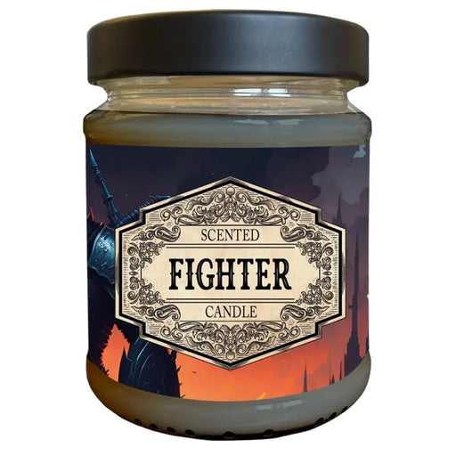 Sojas vaska svece stikla burciņā ar "Fighter" dizainu un paslēptu D20 kauliņu galda spēļu faniem.