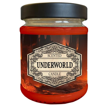 Sarkana sojas vaska svece stikla burkā ar Underworld dizainu un paslēptu D20 kauliņu galda spēļu faniem.