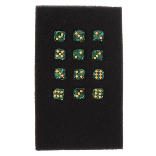Divpadsmit 12 mm zaļi akrila metamie kauliņi ar marmora rakstu un zeltītām acīm uz melna putuplasta paliktņa.