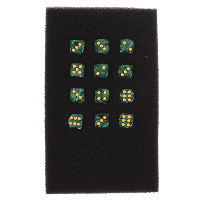 Divpadsmit 12 mm zaļi akrila metamie kauliņi ar marmora rakstu un zeltītām acīm uz melna putuplasta paliktņa.