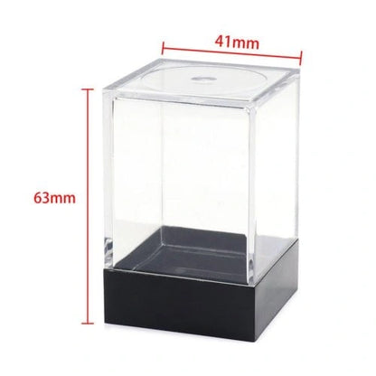 Caurspīdīga plastmasas kārbiņa galda spēļu kauliņiem ar melnu pamatni, izmēri 41x63 mm.