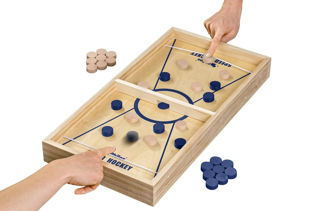 Koka galda spēle Speed Hockey ar gumijas mehānismu, ziliem un dabīga koka toņa spēles kauliņiem uz saplākšņa laukuma.
