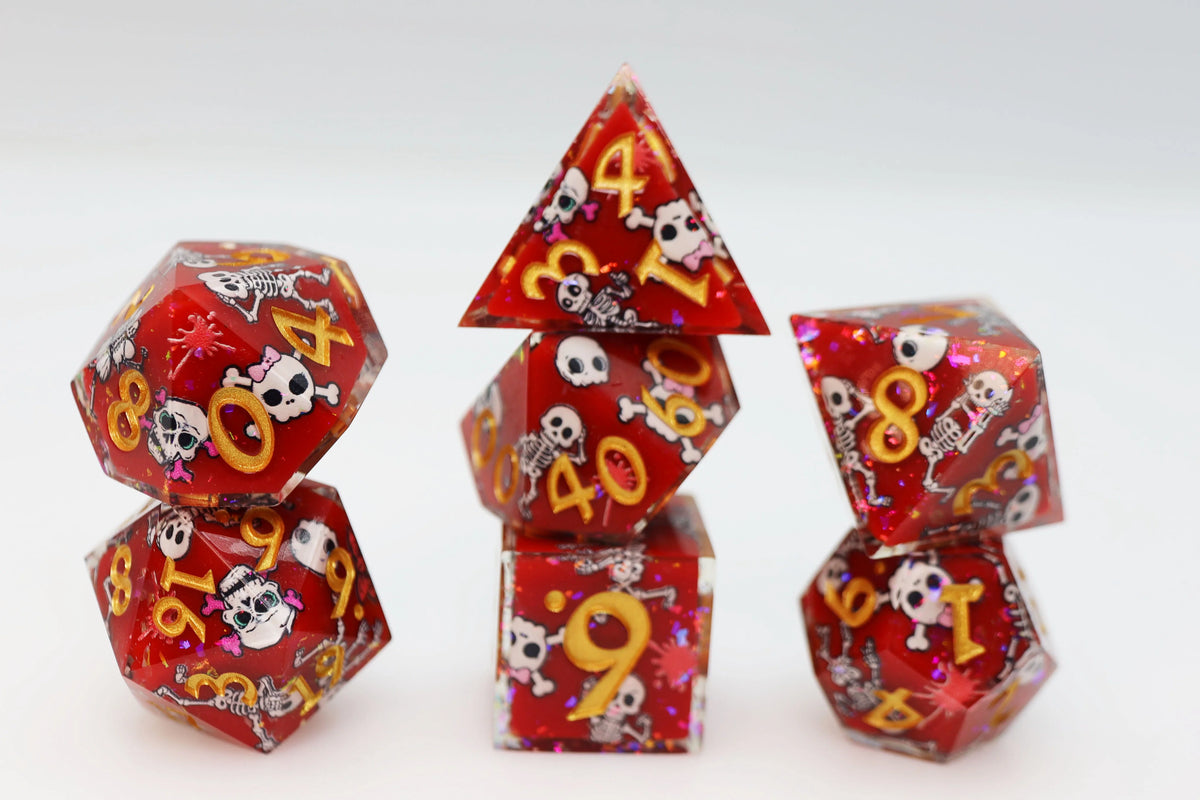 Sarkans caurspīdīgs RPG kauliņu komplekts ar asām malām, skeletu dizainu un mirdzošiem akcentiem.