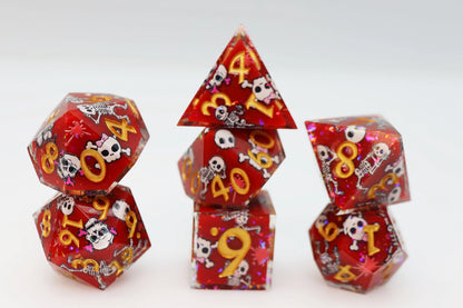 Sarkans caurspīdīgs RPG kauliņu komplekts ar asām malām, skeletu dizainu un mirdzošiem akcentiem.