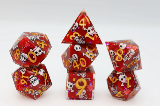 Sarkans caurspīdīgs RPG kauliņu komplekts ar asām malām, skeletu dizainu un mirdzošiem akcentiem.