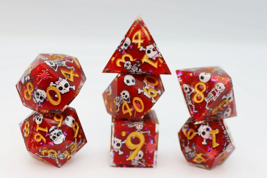 Sarkans caurspīdīgs RPG kauliņu komplekts ar asām malām, skeletu dizainu un mirdzošiem akcentiem.