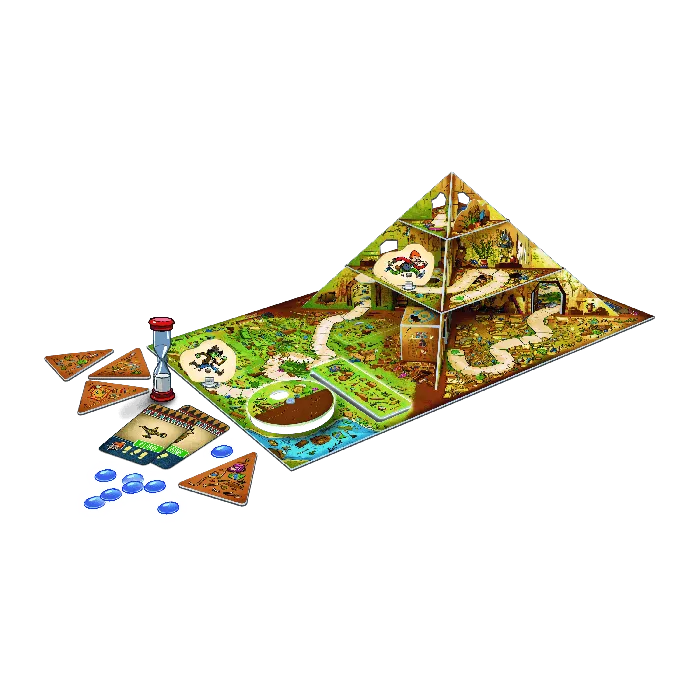 Spy Guy Pyramid galda spēle ar 3D piramīdas laukumu, smilšu pulksteni, kartītēm un ziliem žetoniem uz balta fona.
