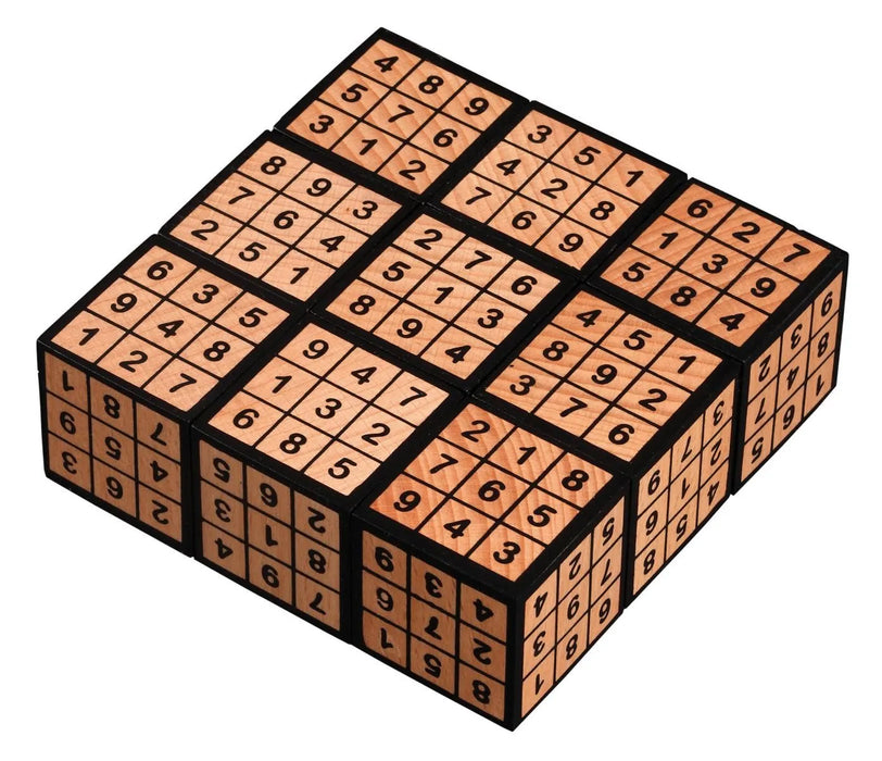 Koka Sudoku galda spēle ar deviņiem kubiņiem, kas veido 3x3 režģi ar melniem cipariem uz gaiša koka virsmas.