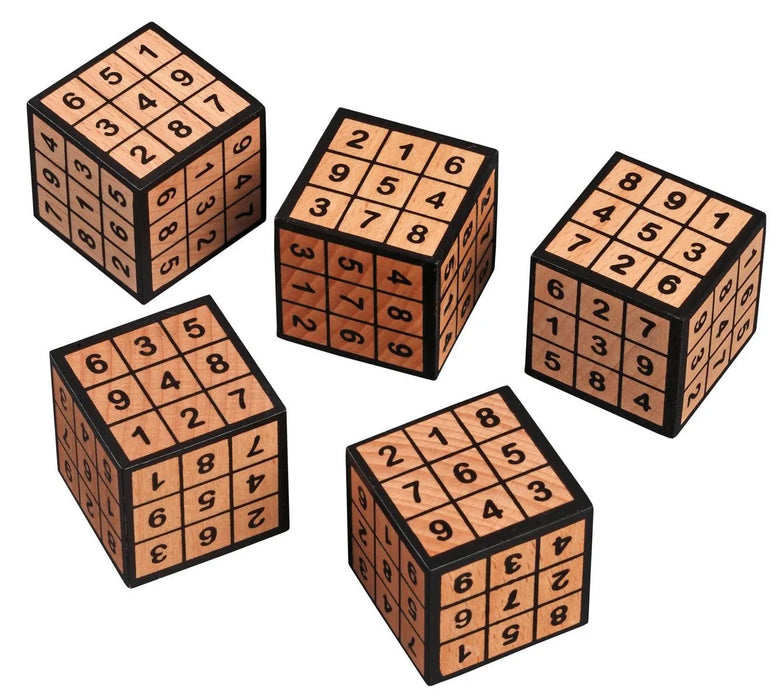 Pieci koka Sudoku kubi ar melnām malām un iegravētiem skaitļiem no 1 līdz 9 loģikas spēlei.