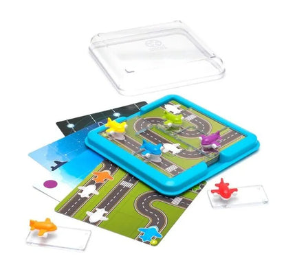 Smart Games Take Off loģikas spēle ar krāsainām lidmašīnu figūriņām, spēles laukumu un uzdevumu kartītēm kompaktā iepakojumā.