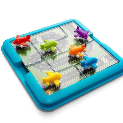 Smart Games loģikas spēle Take Off ar krāsainām plastmasas lidmašīnām uz skrejceļa laukuma.
