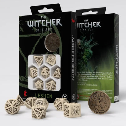 The Witcher Leshen kauliņu komplekts ar krēmkrāsas gravētiem poliedriskiem kauliņiem un tematisku metāla monētu.