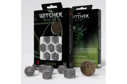 Pelēks The Witcher Leshen kauliņu komplekts ar iegravētiem koku motīviem un metāla monētu iepakojumā.