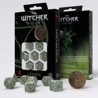 The Witcher Leshen kauliņu komplekts ar zaļganiem, kokam līdzīgiem rakstiem un metāla monētu galda spēlēm.