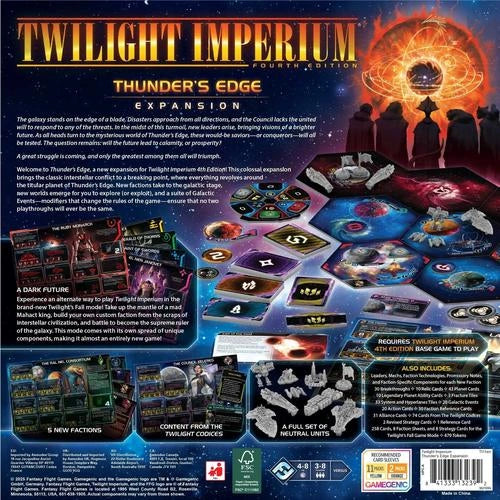 Twilight Imperium: Thunder's Edge paplašinājuma kaste ar galda spēles komponentiem, heksagonālām kartēm un plastmasas figūriņām.