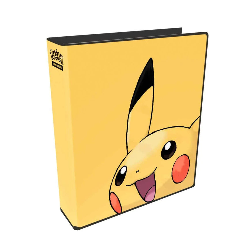 Dzeltens Ultra Pro kāršu albums ar Pikachu attēlu, paredzēts Pokémon tirdzniecības kāršu kolekcionēšanai un uzglabāšanai.