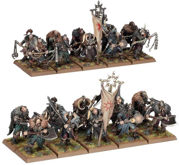 Divdesmit detalizētas Chaos Marauders plastmasas miniatūras ar ieročiem, kažokādām un kaujas karogu uz kvadrātveida pamatnēm.