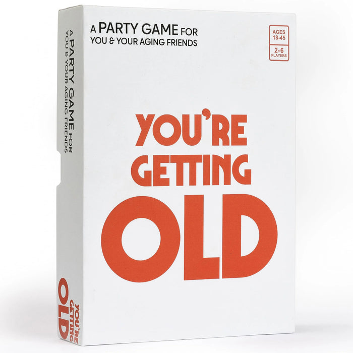 Baltā kastes iepakojumā ballīšu spēle You're Getting Old ar koši oranžu tekstu un informāciju par spēlētāju skaitu.